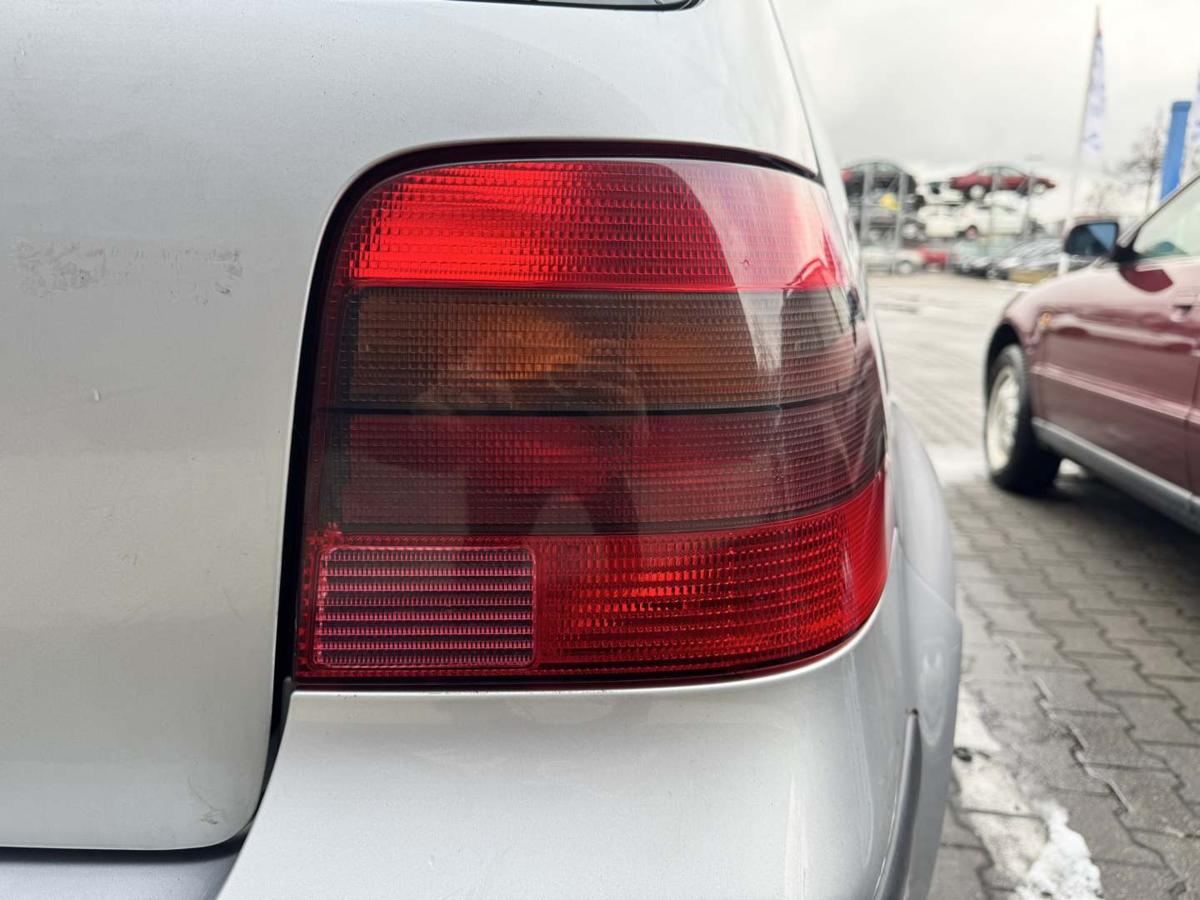 VW Golf 4 original R&uuml;cklicht R&uuml;ckleuchte Schlussleuchte rechts Flie&szlig;heck Bj.2001